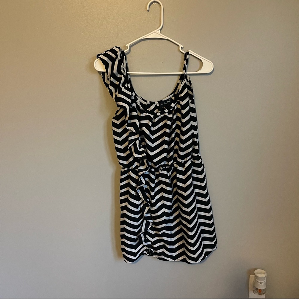 GUC Womens size L Envy Me short dress (fits like a M)